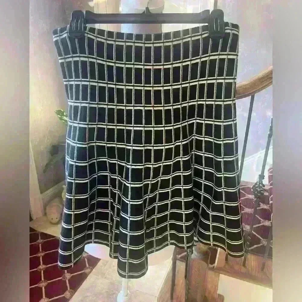 Cynthia Rowley Skirt. Large. Good condition. Black and white elastic waist - Picture 7 of 11